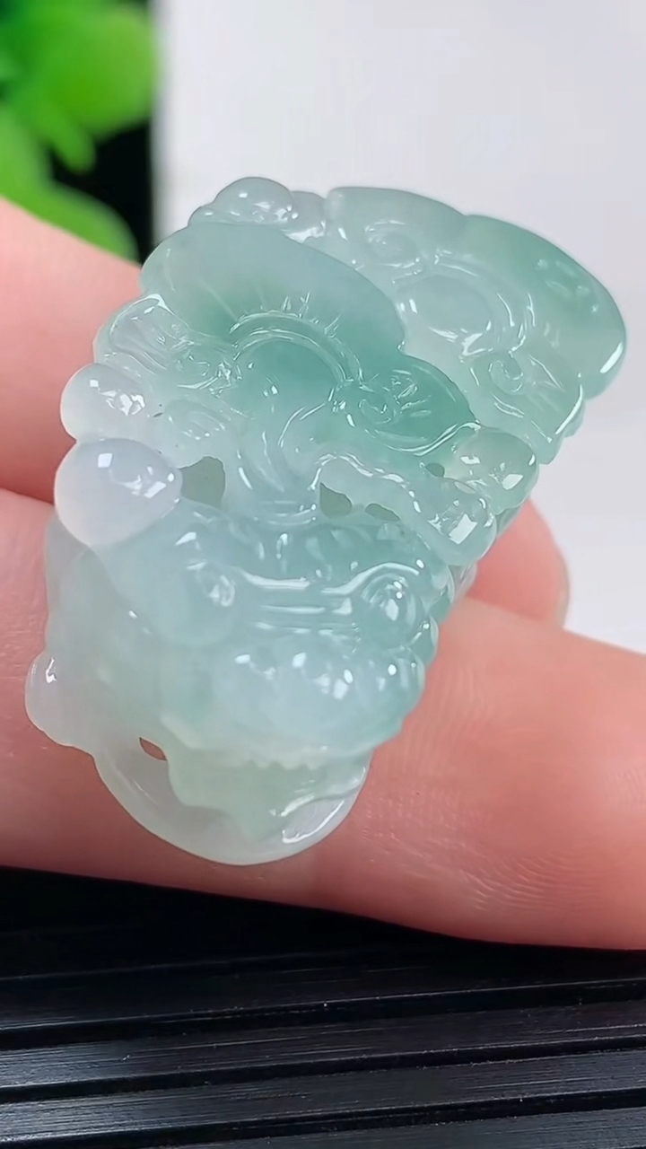 天然A货翡翠貔貅吊坠尺寸30.1-17.3-11.8重量:11.79g
3月30日