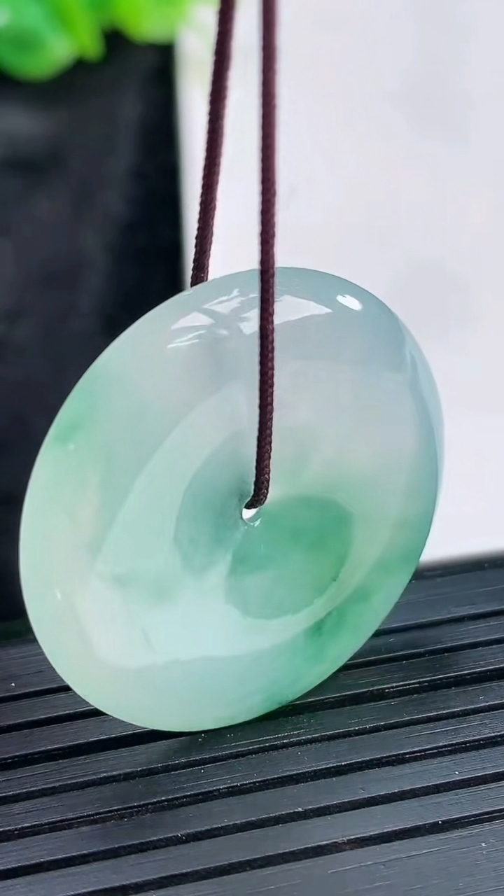 天然A货翡翠冰种飘花平安扣吊坠，尺寸30-5重量:9.08g
3月30日