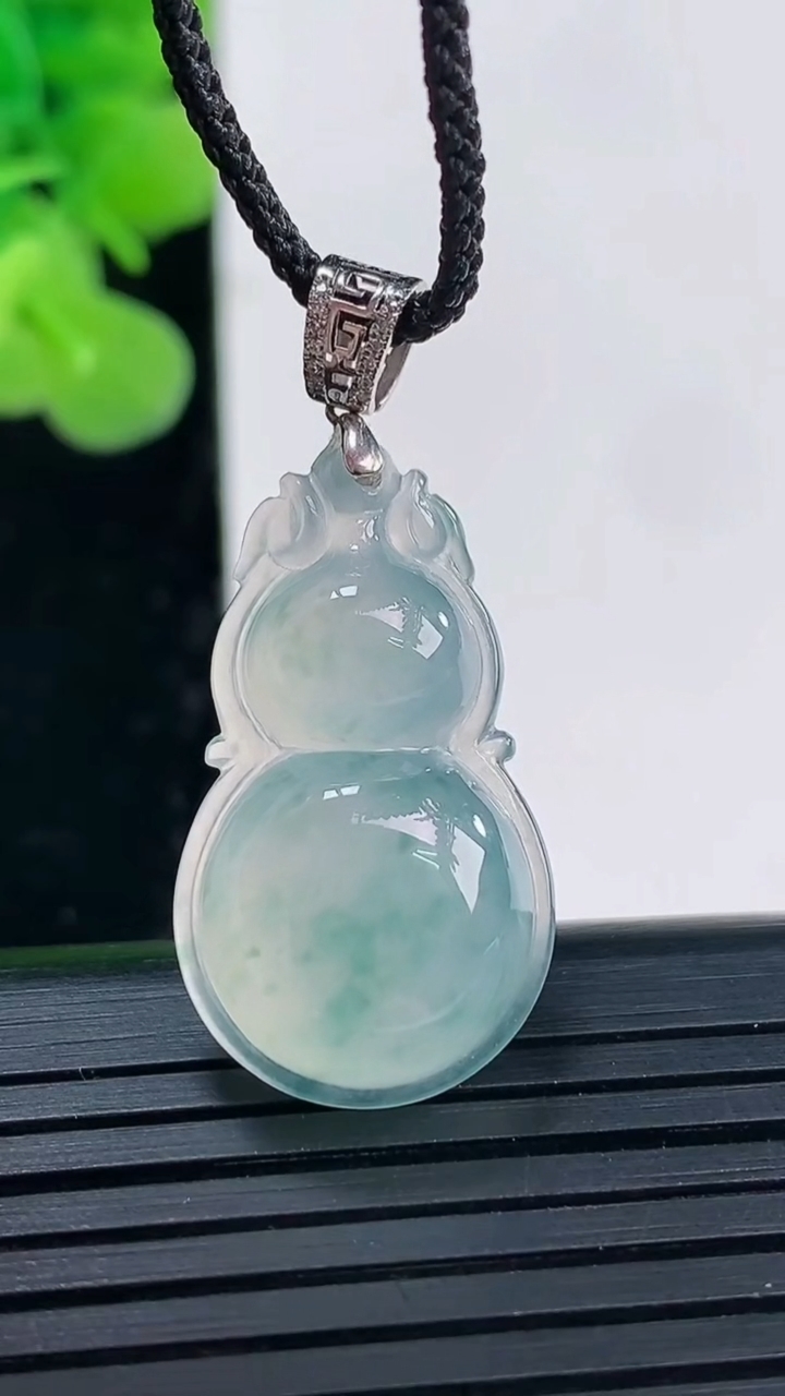 天然A货翡翠种飘花葫芦吊坠尺寸27.2-15.3-6.3重量:4.02g
3月30日