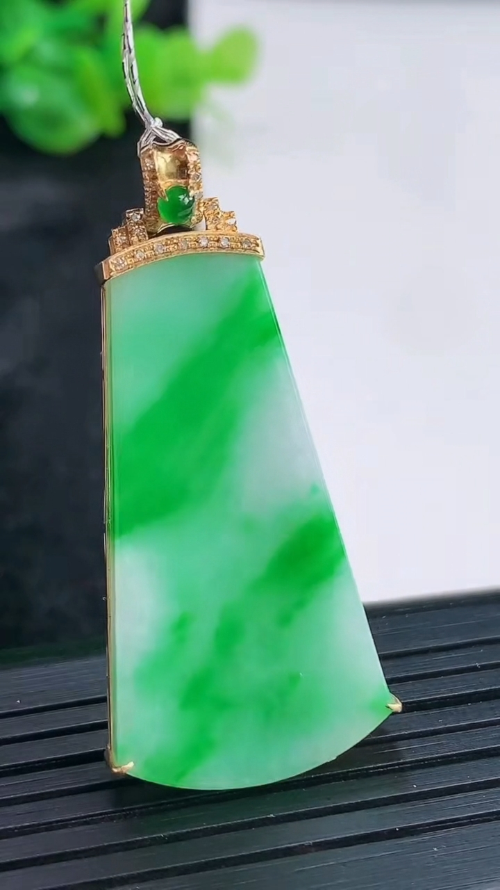 天然A货翡翠无事牌吊坠，尺寸43-20.5-5，裸石37-20重量:6.93g
3月30日