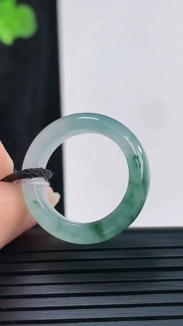 天然A货翡翠冰种飘花素面玉指环 戒指，尺寸17-6.2-4重量:4.16g2026年3月30日
工厂直销收藏佳品,种好水足，色泽均匀，有种有色，上手高大气！