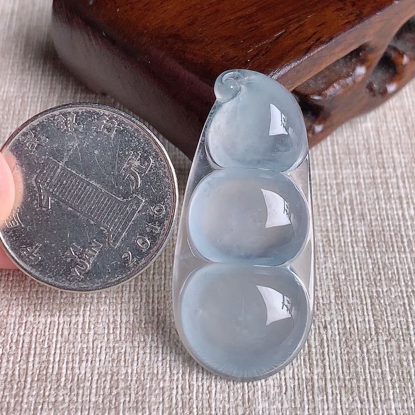 天然A货翡翠白冰白月光四季豆福豆平安豆镶嵌件 
尺寸40.6-18.5-6mm 重量7.50g 0329