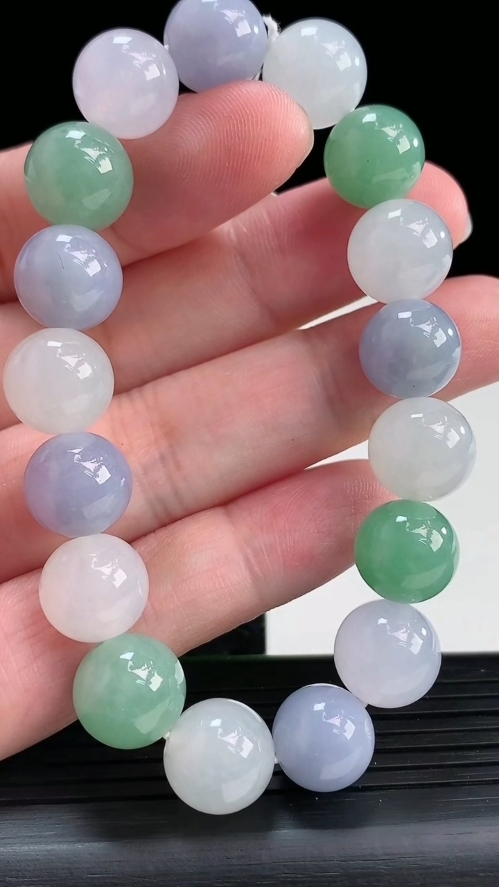 天然A货翡翠双彩春带彩圆珠手串，尺寸12重量:46.21g3月30日
工厂直销收藏佳品,种好水足，色泽均匀，有种有色，上手高大气！
