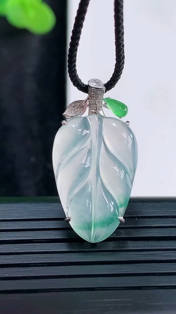 天然A货翡翠种飘花金枝玉叶 叶子吊坠，尺寸28.5-15-5.2，裸石23-15重量:2.95g
3