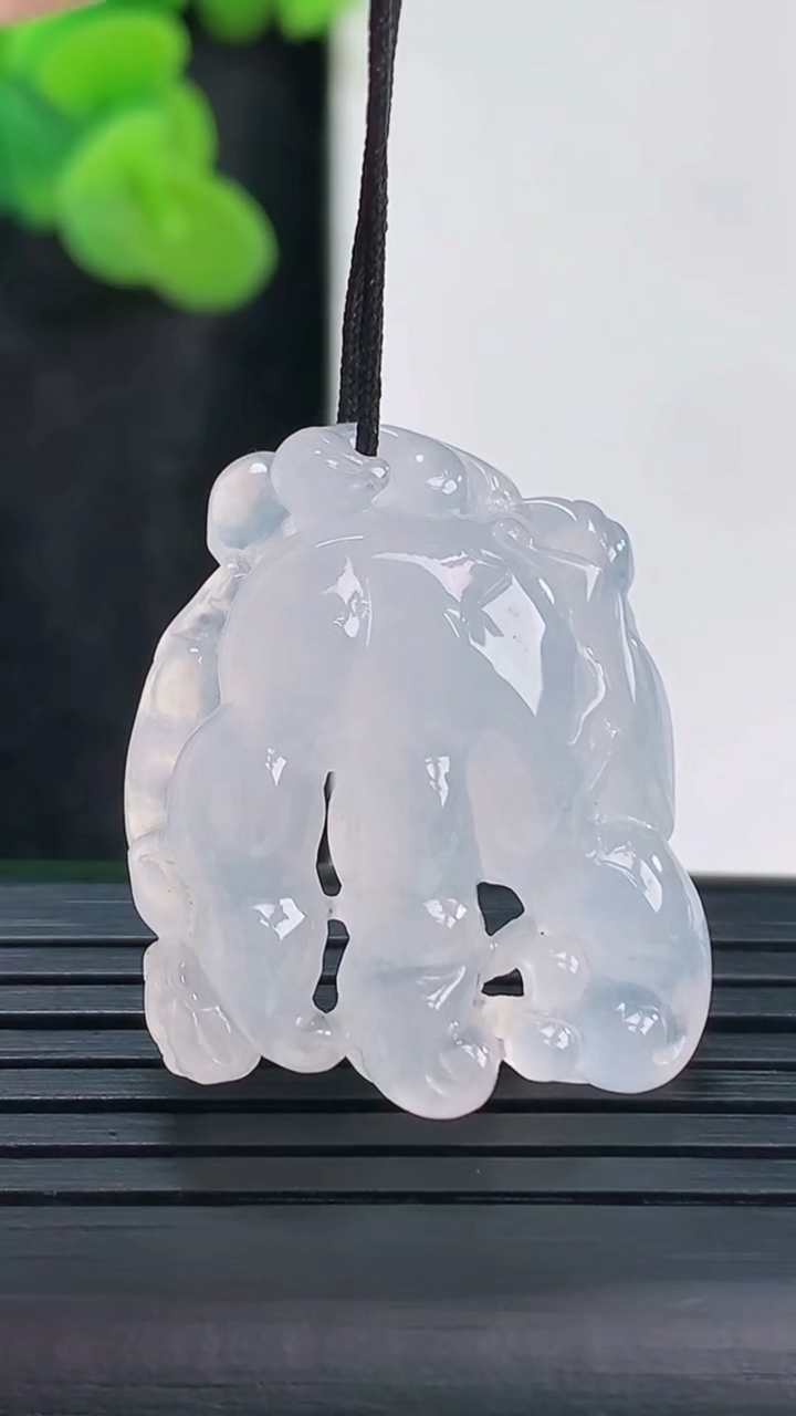 天然A货翡翠人参吊坠，尺寸28.5-24-8.8重量:10.00g
3月30日