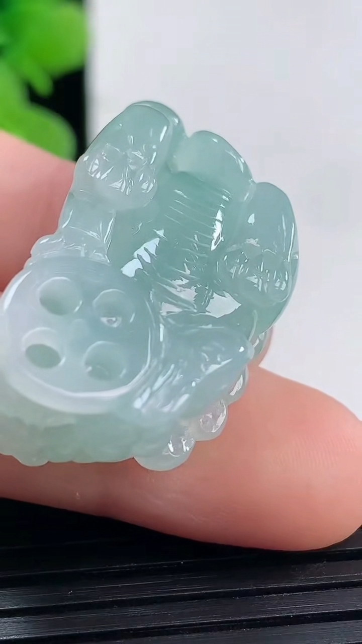 天然A货翡翠貔貅吊坠尺寸30.1-17.3-11.8重量:11.79g
3月30日