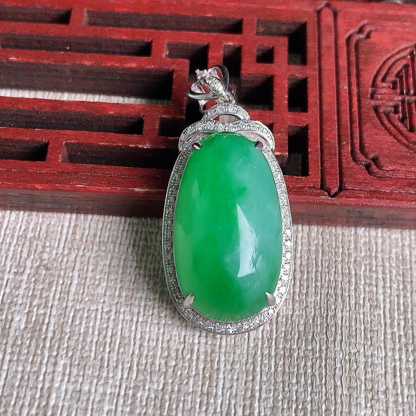 天然A货翡翠18K金伴钻镶嵌满绿蛋面吊坠 
尺寸33.2-15.5-10.8裸石22-12.3mm 重量7.52g 0329