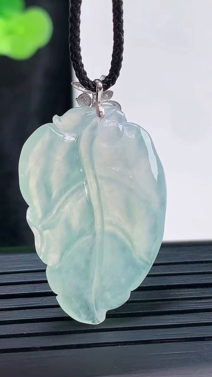 天然A货翡翠金枝玉叶吊坠，尺寸32-21.6-3.5重量:4.58g
3月30日