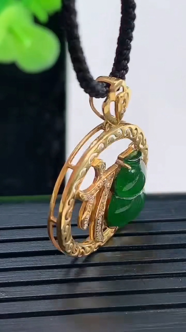 天然A货翡翠葫芦吊坠尺寸19.6-6.5裸石11.3-7.7重量:2.18g
3月30日