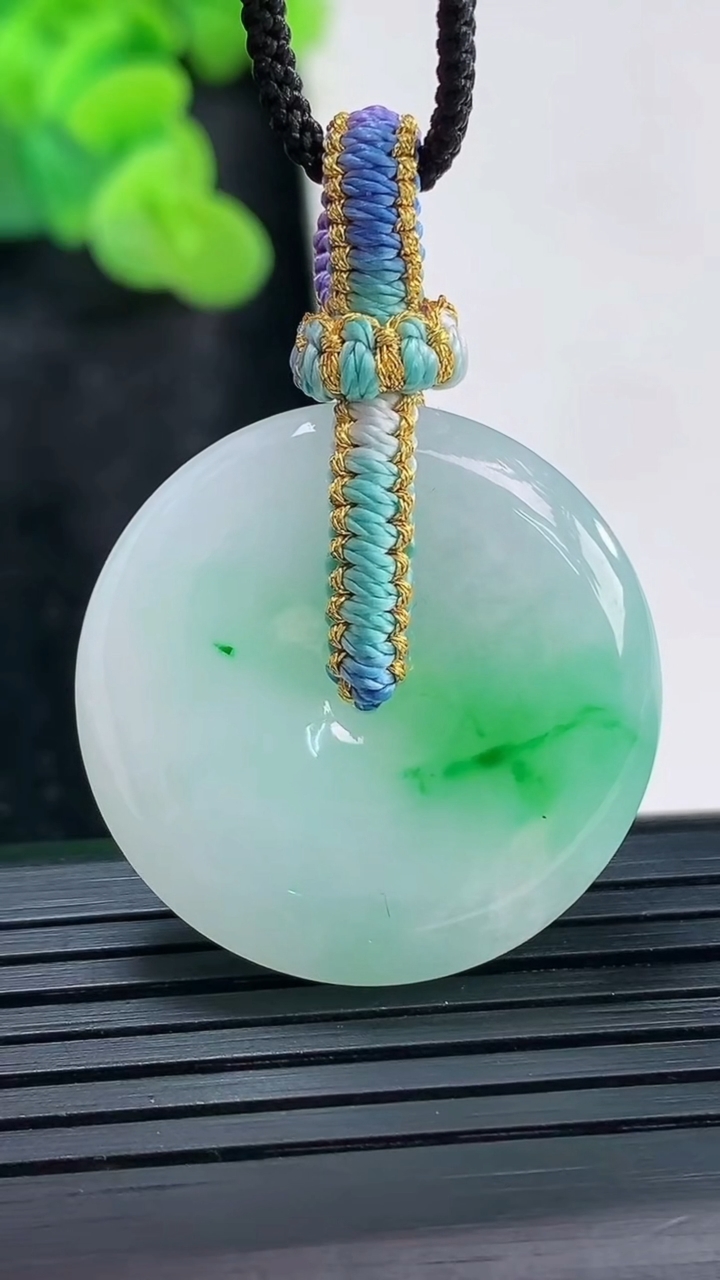 天然A货翡翠平安扣吊坠，尺寸29-6.2重量:11.32g
3月30日