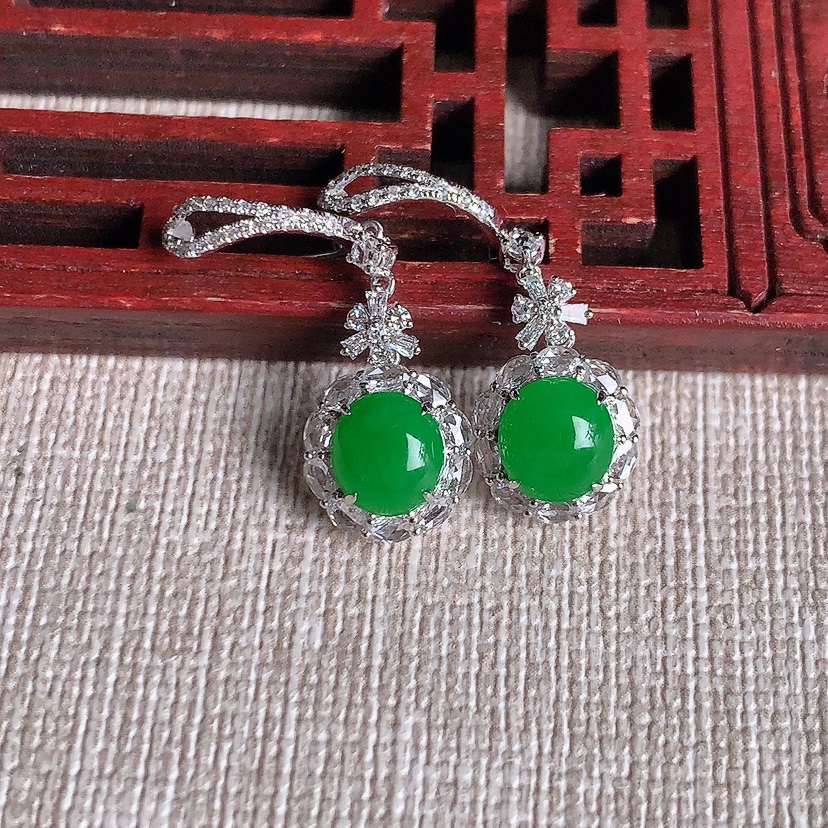 天然A货翡翠18K金伴钻镶嵌阳绿蛋面耳坠 
尺寸6.6-6.2-5.6mm 重量2.58g 0329