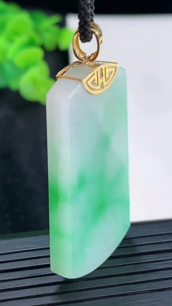 天然A货翡翠无事牌吊坠，尺寸43-22.6-5.2重量:14.63g
3月30日