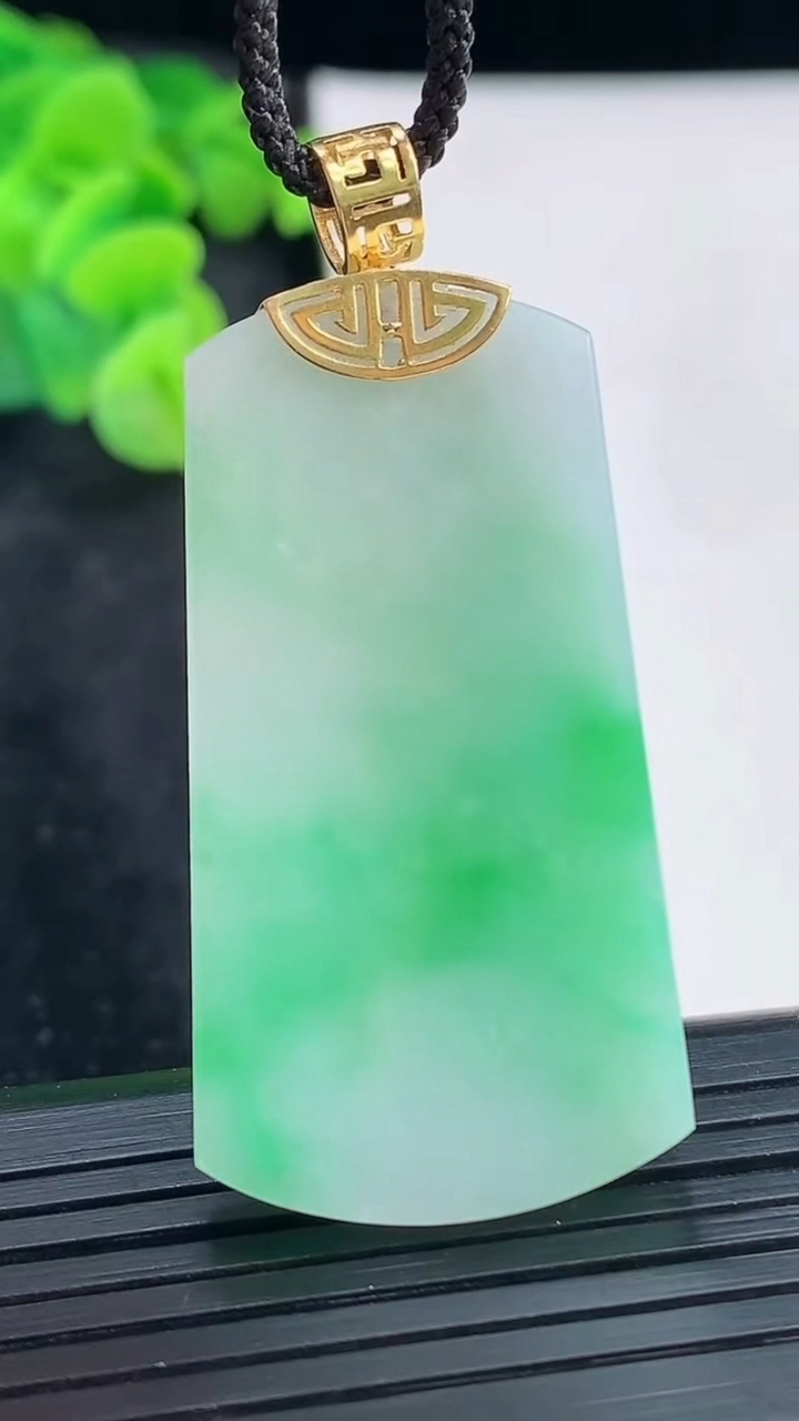 天然A货翡翠无事牌吊坠，尺寸43-22.6-5.2重量:14.63g
3月30日