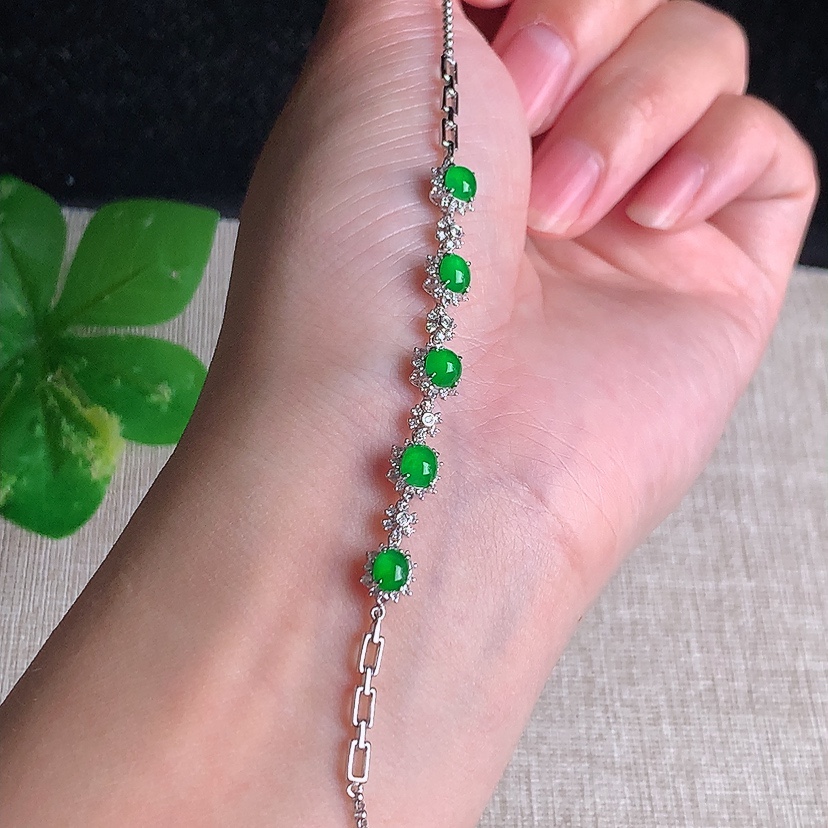 天然A货翡翠18K金伴钻镶嵌阳绿蛋面手链 
尺寸4.3-5mm 重量3.75g 0329