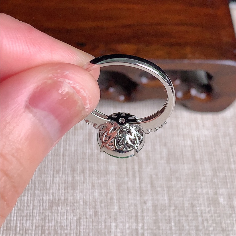 天然A货翡翠18K金伴钻镶嵌阳绿蛋面戒指 圈口17.3裸石
尺寸10.5-9.8mm 重量3.48g 0329