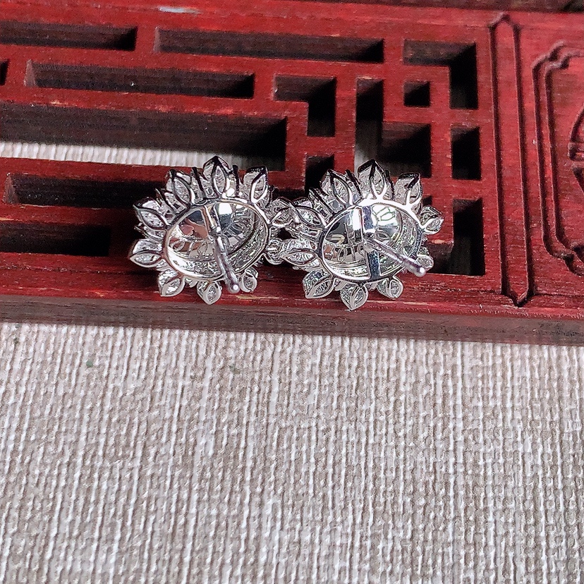 天然A货翡翠18K金伴钻镶嵌阳绿蛋面耳钉 
尺寸9.4-7.2mm 重量3.96g 0329