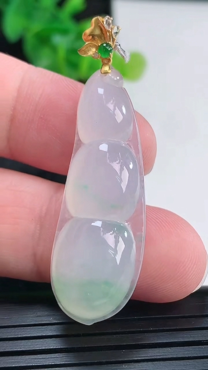 天然A货翡翠福豆吊坠，尺寸40-15-6.5重量:6.94g
3月30日