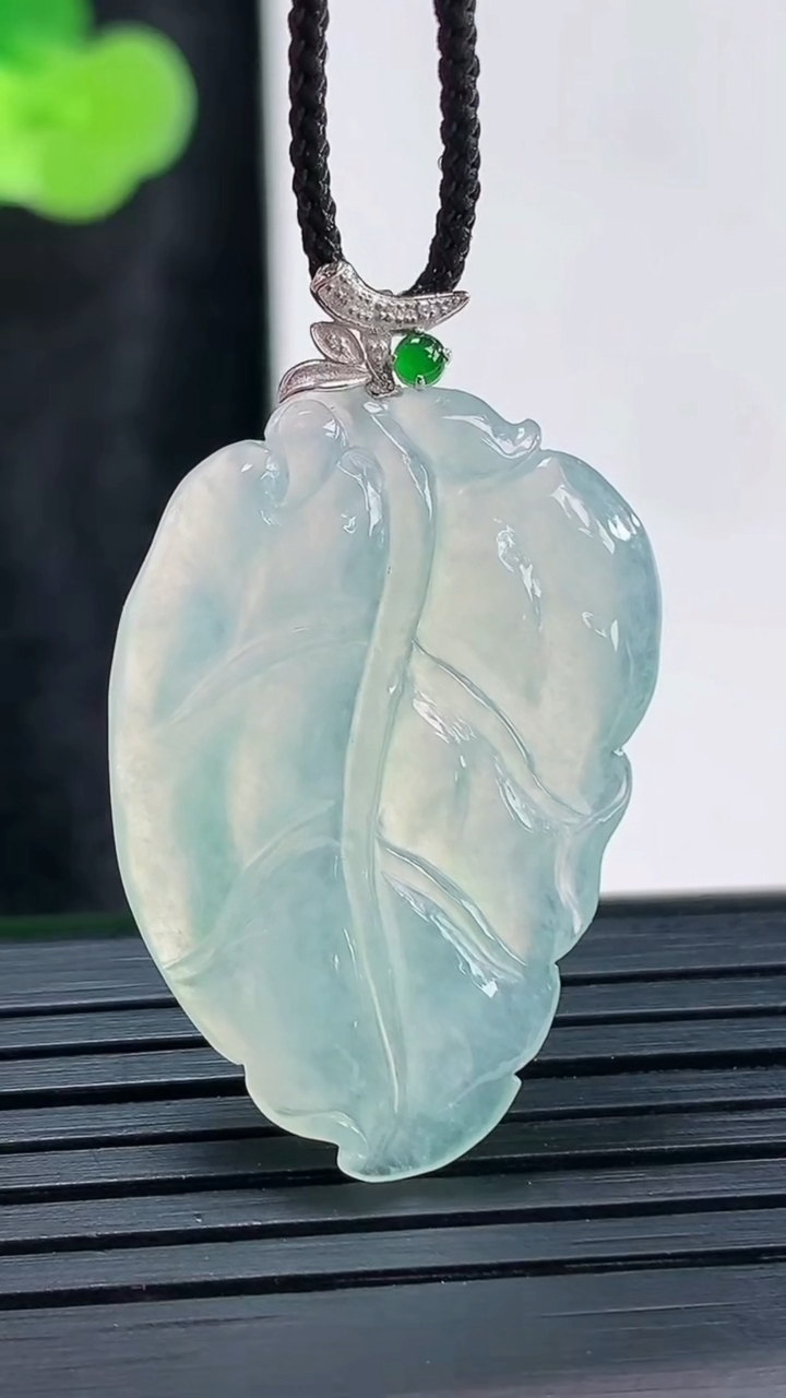 天然A货翡翠金枝玉叶吊坠，尺寸32-21.6-3.5重量:4.58g
3月30日