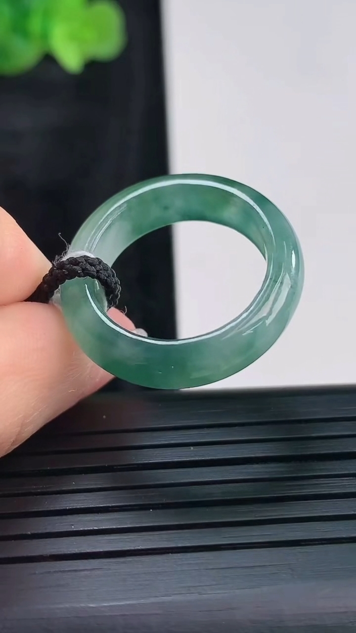 天然A货翡翠冰种飘花玉指环 戒指，尺寸18-6-4重量:4.12g2026年3月30日
工厂直销收藏佳品,种好水足，色泽均匀，有种有色，上手高大气！