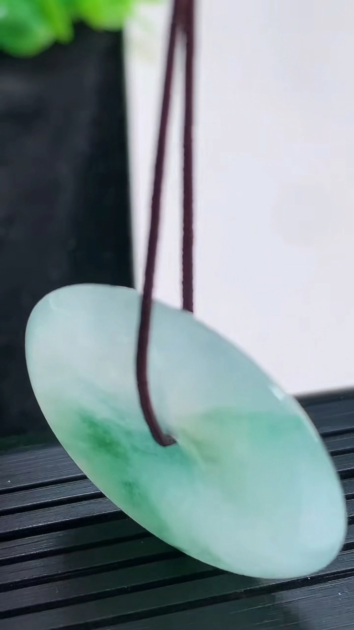 天然A货翡翠冰种飘花平安扣吊坠，尺寸30-5重量:9.08g
3月30日