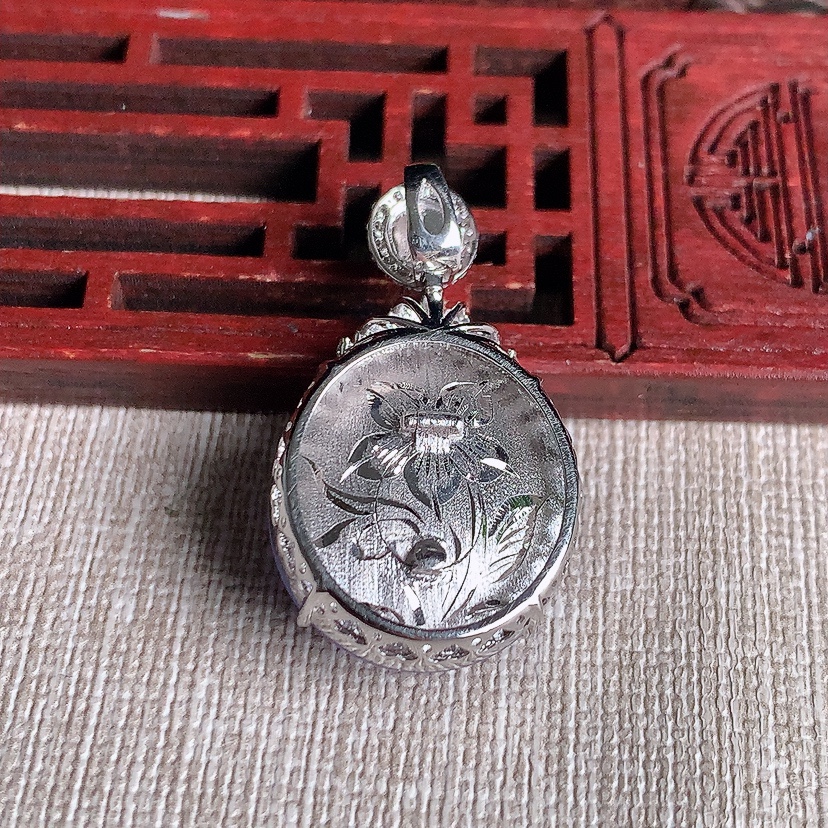 天然A货翡翠18K金伴钻镶嵌紫罗兰蛋面吊坠 
尺寸32.5-20-18.8-11.6mm 重量9.7