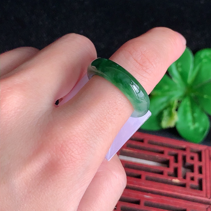 天然A货翡翠飘花素面戒指 
尺寸17-6-4mm 含纸包重量5.68g 0329