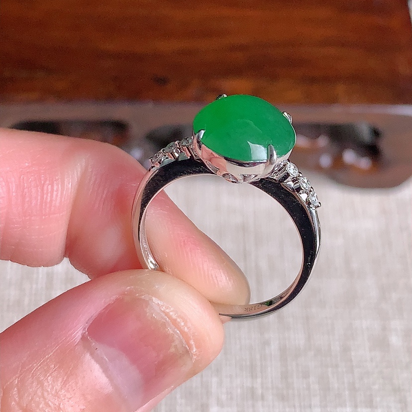 天然A货翡翠18K金伴钻镶嵌阳绿蛋面戒指 圈口17.3裸石
尺寸10.5-9.8mm 重量3.48g 0329