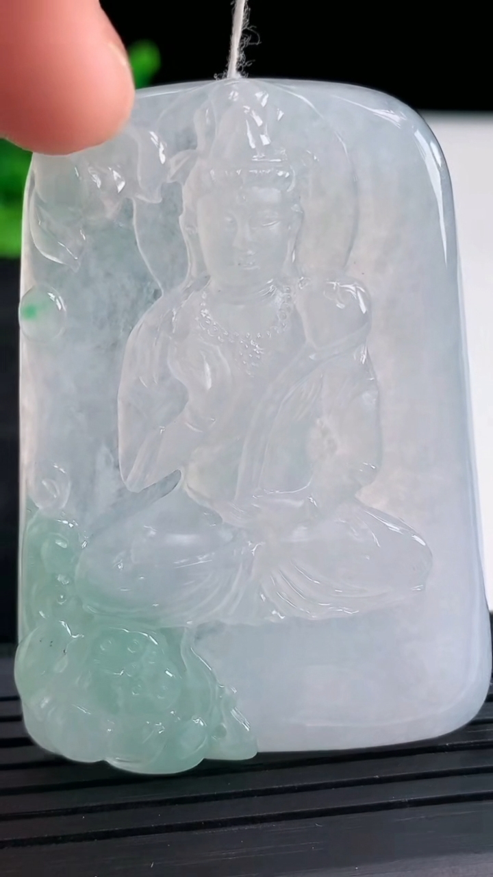 天然A货翡翠大势至菩萨吊坠，尺寸58-41.5-6重量:33.86g
3月30日