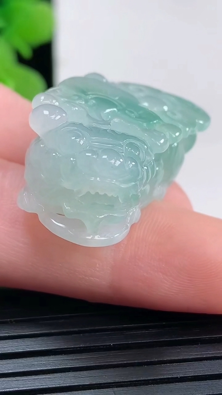 天然A货翡翠貔貅吊坠尺寸30.1-17.3-11.8重量:11.79g
3月30日