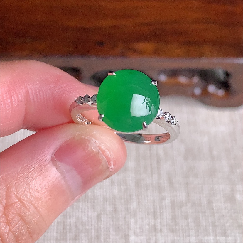 天然A货翡翠18K金伴钻镶嵌阳绿蛋面戒指 圈口17.3裸石
尺寸10.5-9.8mm 重量3.48g