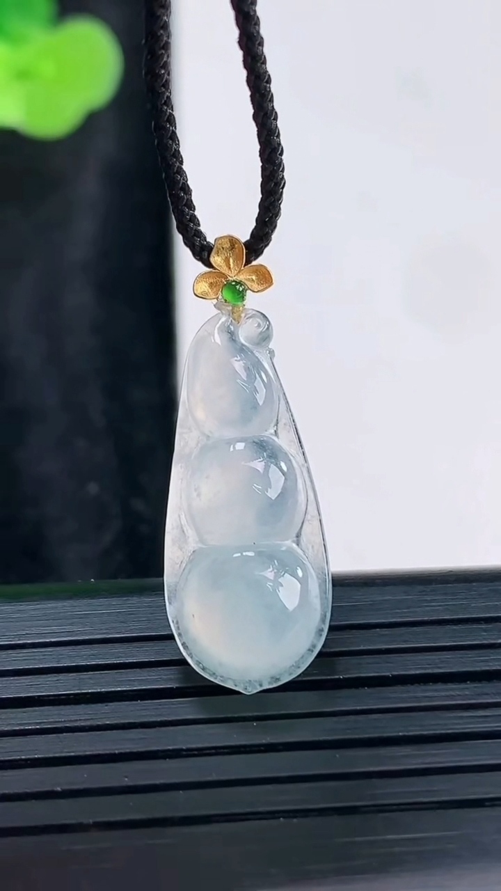 天然A货翡翠种白冰福豆吊坠，尺寸26-11-5重量:1.96g
3月30日