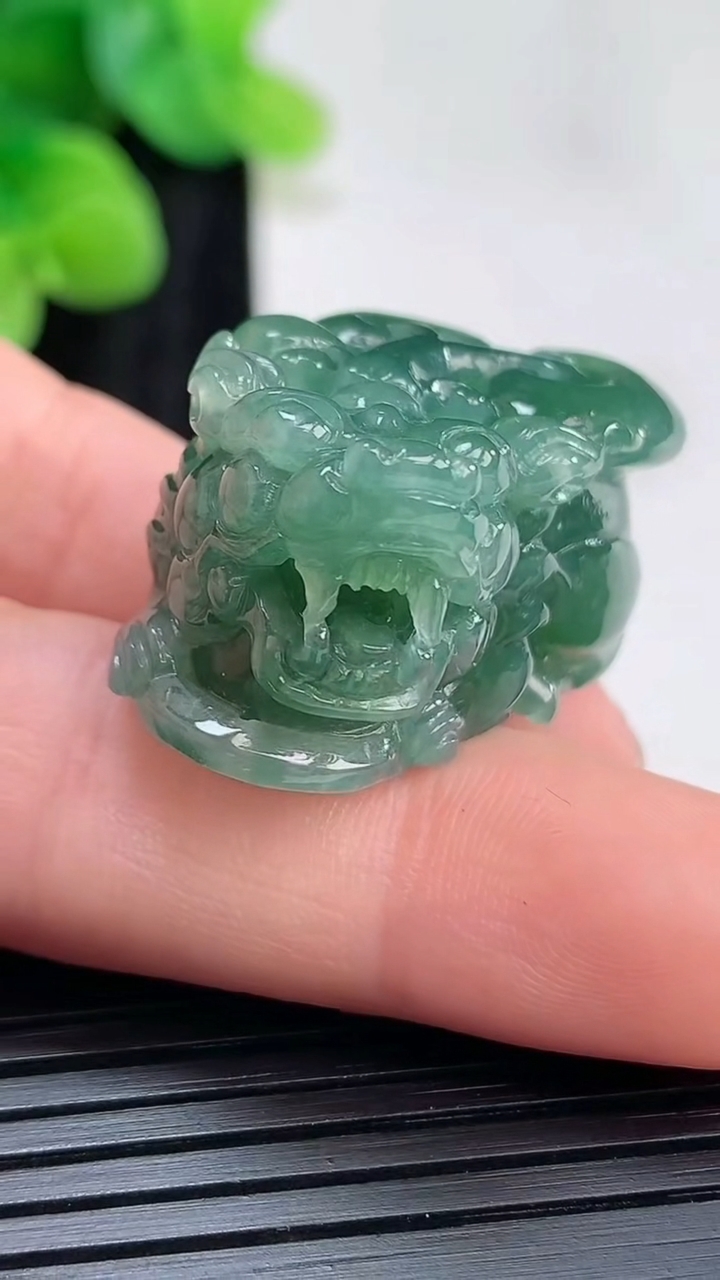天然A货翡翠貔貅吊坠，尺寸30.5-19-16.5重量:20.83g
3月30日