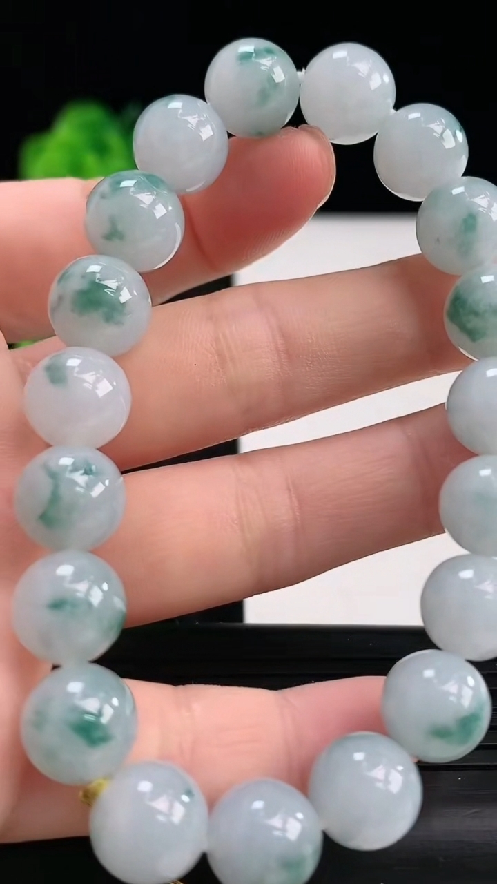 天然A货翡翠飘花圆珠手串，尺寸10重量:33.86g3月30日
工厂直销收藏佳品,种好水足，色泽均匀，有种有色，上手高大气！