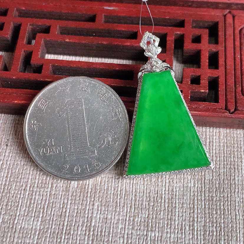 天然A货翡翠18K金伴钻镶嵌阳绿无事牌吊坠 
尺寸34.4-21-6裸石22.6-18.5mm 重量4.20g 0329