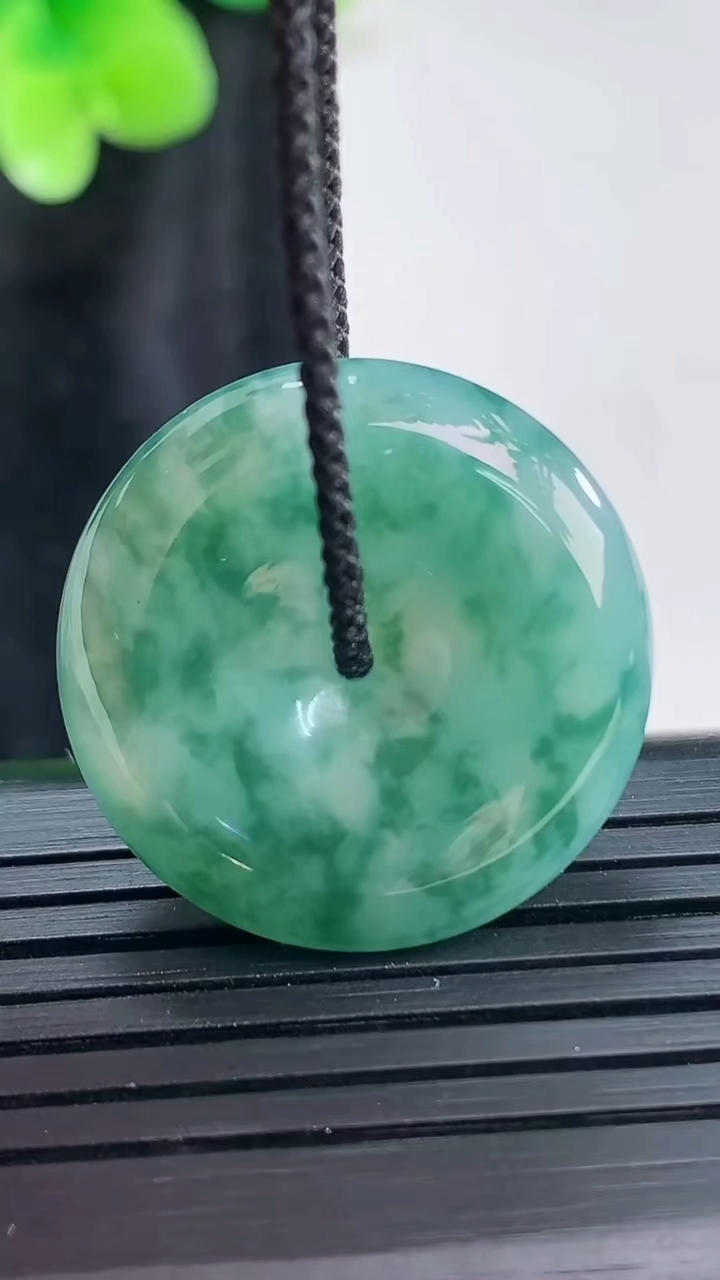 天然A货翡翠飘花平安扣吊坠，尺寸25.5-6重量:8.03g
3月30日