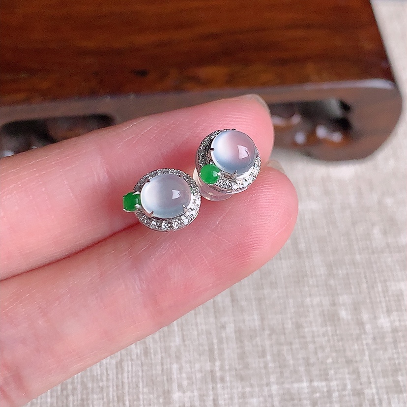 天然A货翡翠18K金伴钻镶嵌白冰白月光蛋面耳钉 
尺寸5.5-5mm 重量1.30g 0329