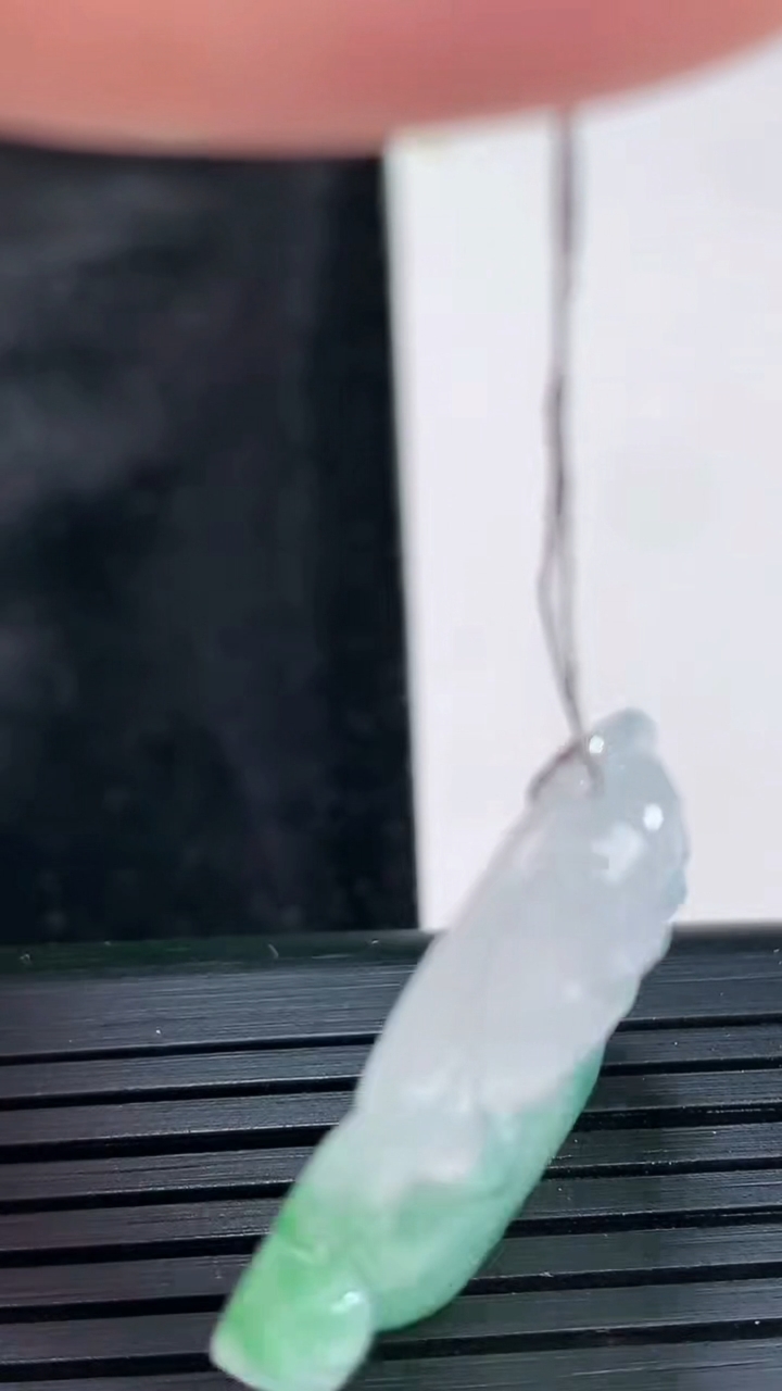 天然A货翡翠种飘花佛公吊坠，尺寸27.5-30-6重量:7.18g
3月30日