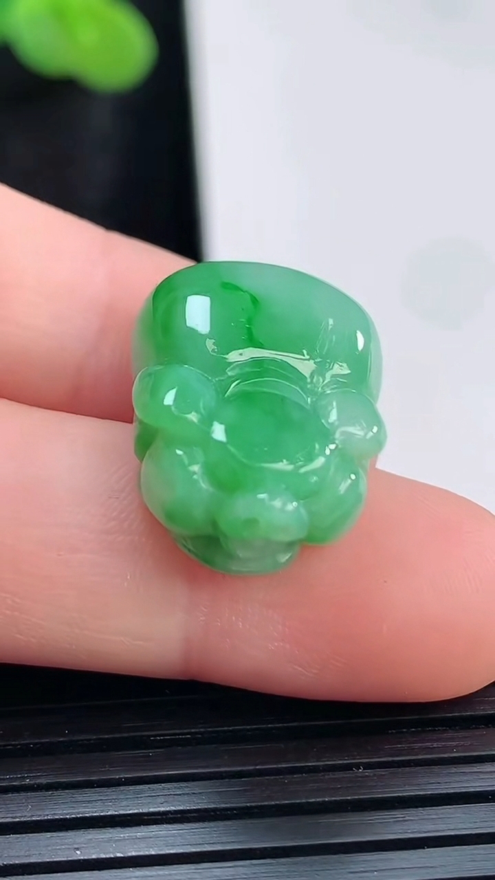 天然A货翡翠生肖猪吊坠，尺寸18.6-14-8.8重量:5.05g
3月30日