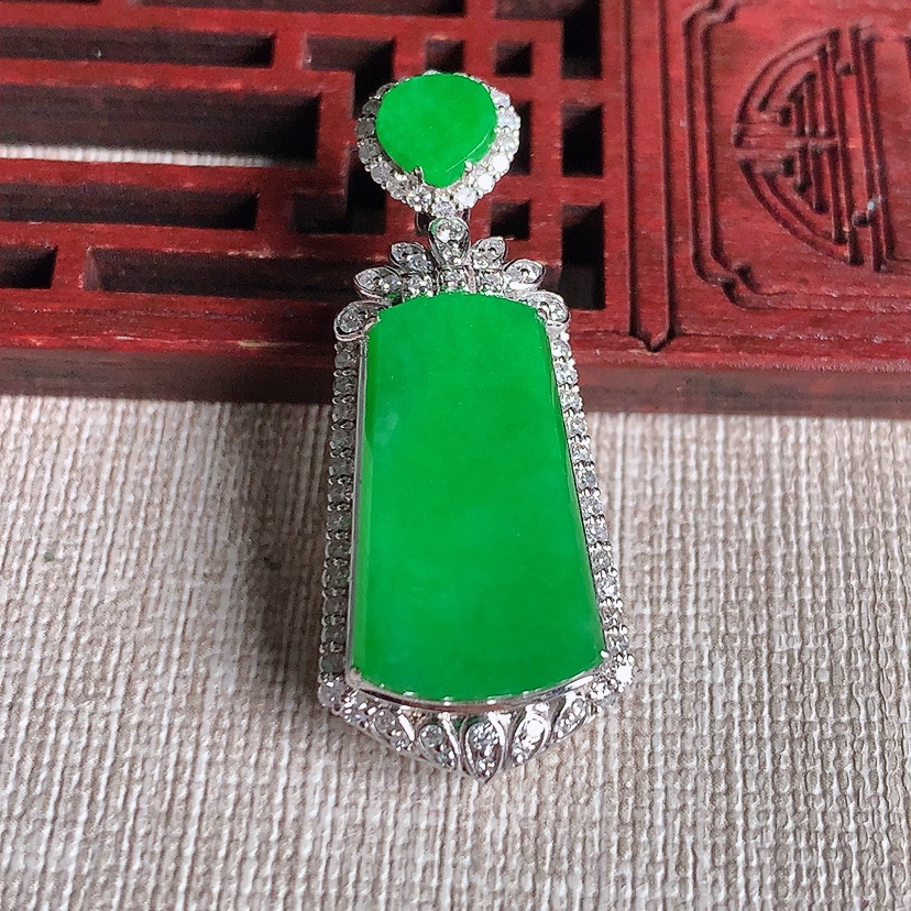 天然A货翡翠18K金伴钻镶嵌阳绿无事牌吊坠  
尺寸39-16.5-9裸石21-12.2mm 重量7.16g 0329