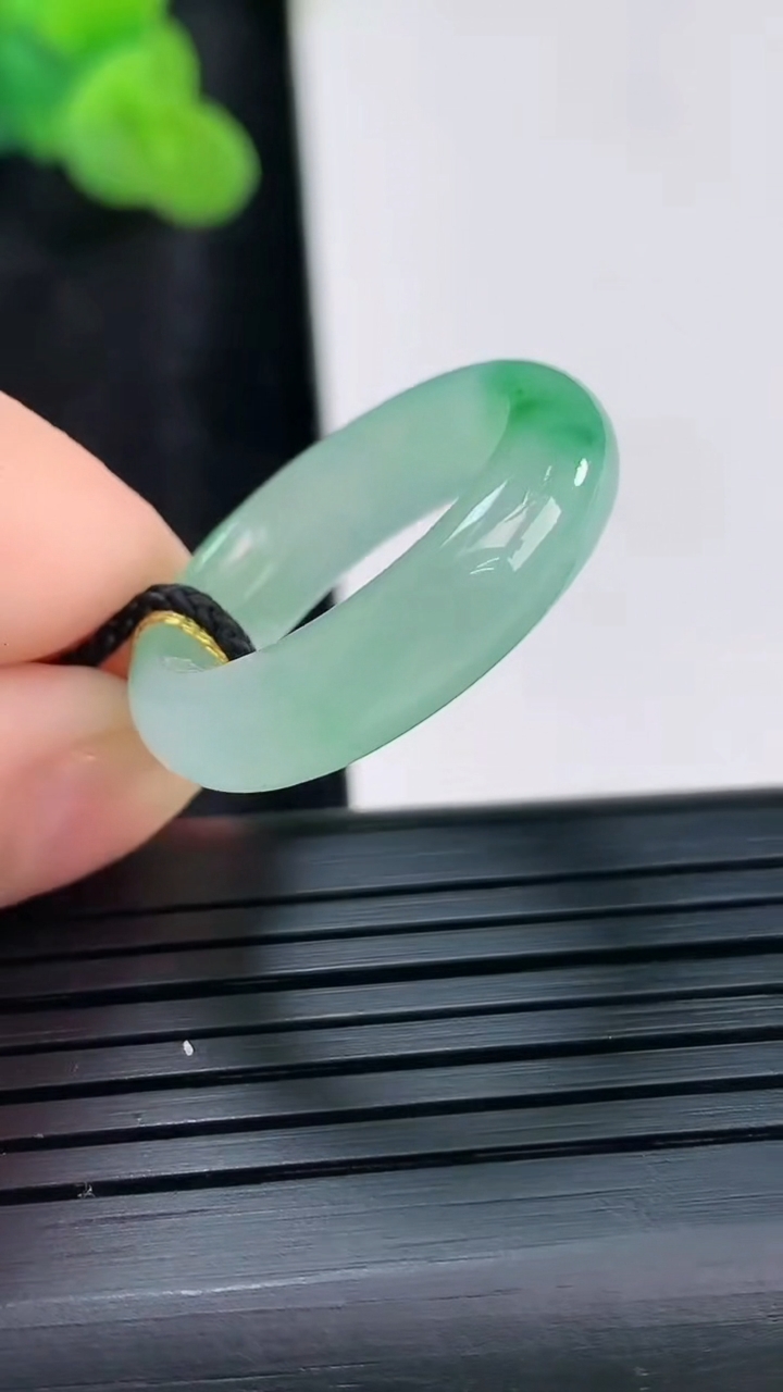天然A货翡翠素面玉指环 戒指尺寸17.6-6-4重量:4.26g2026年3月30日
工厂直销收藏佳品,种好水足，色泽均匀，有种有色，上手高大气！