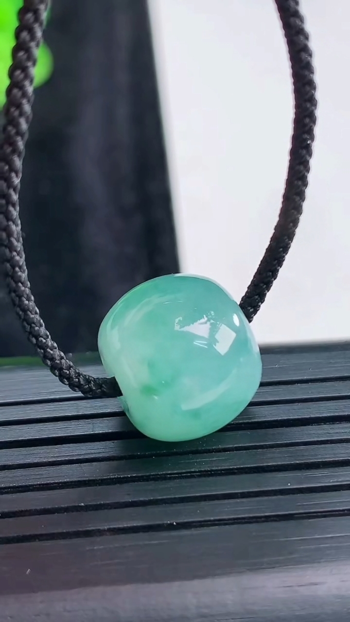 天然A货翡翠飘花路路通吊坠，尺寸13-15重量:5.48g
3月30日