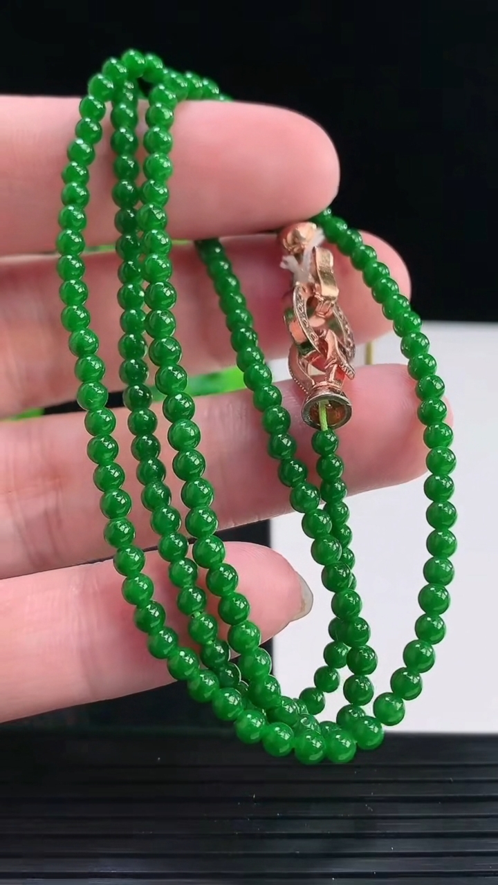 天然A货翡翠小米圆珠项链，尺寸3.5重量:12.87g
3月30日