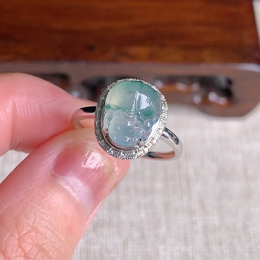 天然A货翡翠18K金镶嵌飘花招财貔貅戒指 圈口17.3裸石
尺寸10.3-8.2mm 重量2.00g