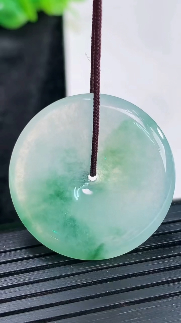 天然A货翡翠冰种飘花平安扣吊坠，尺寸30-5重量:9.08g
3月30日