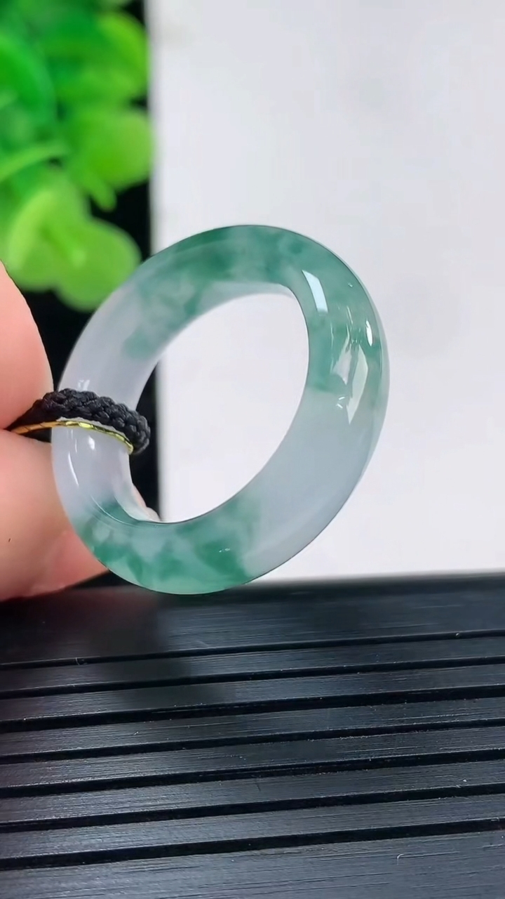 天然A货翡翠冰种飘花指环戒指尺寸18.8-7.2-4重量:5.54g2026年3月30日
工厂直销收藏佳品,种好水足，色泽均匀，有种有色，上手高大气！