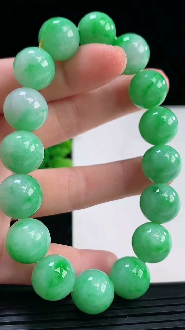 天然A货翡翠圆珠手串尺寸12.4-16颗重量:57.12g3月30日
工厂直销收藏佳品,种好水足，色泽均匀，有种有色，上手高大气！