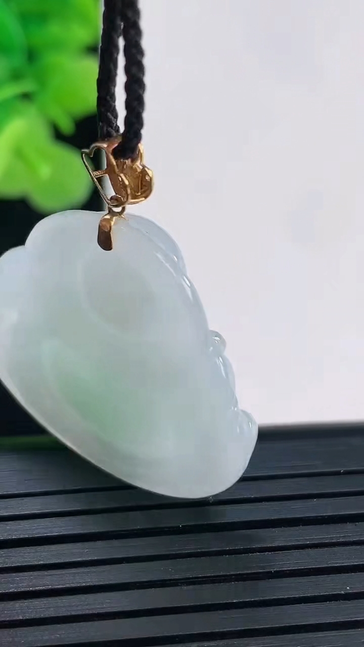 天然A货翡翠佛公吊坠尺寸26.3-30.1-6.5重量:7.77g
3月30日