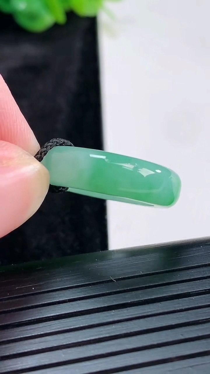 天然A货翡翠素面玉指环 戒指，尺寸16.5-6.2-4重量:4.56g2026年3月30日
工厂直销收藏佳品,种好水足，色泽均匀，有种有色，上手高大气！