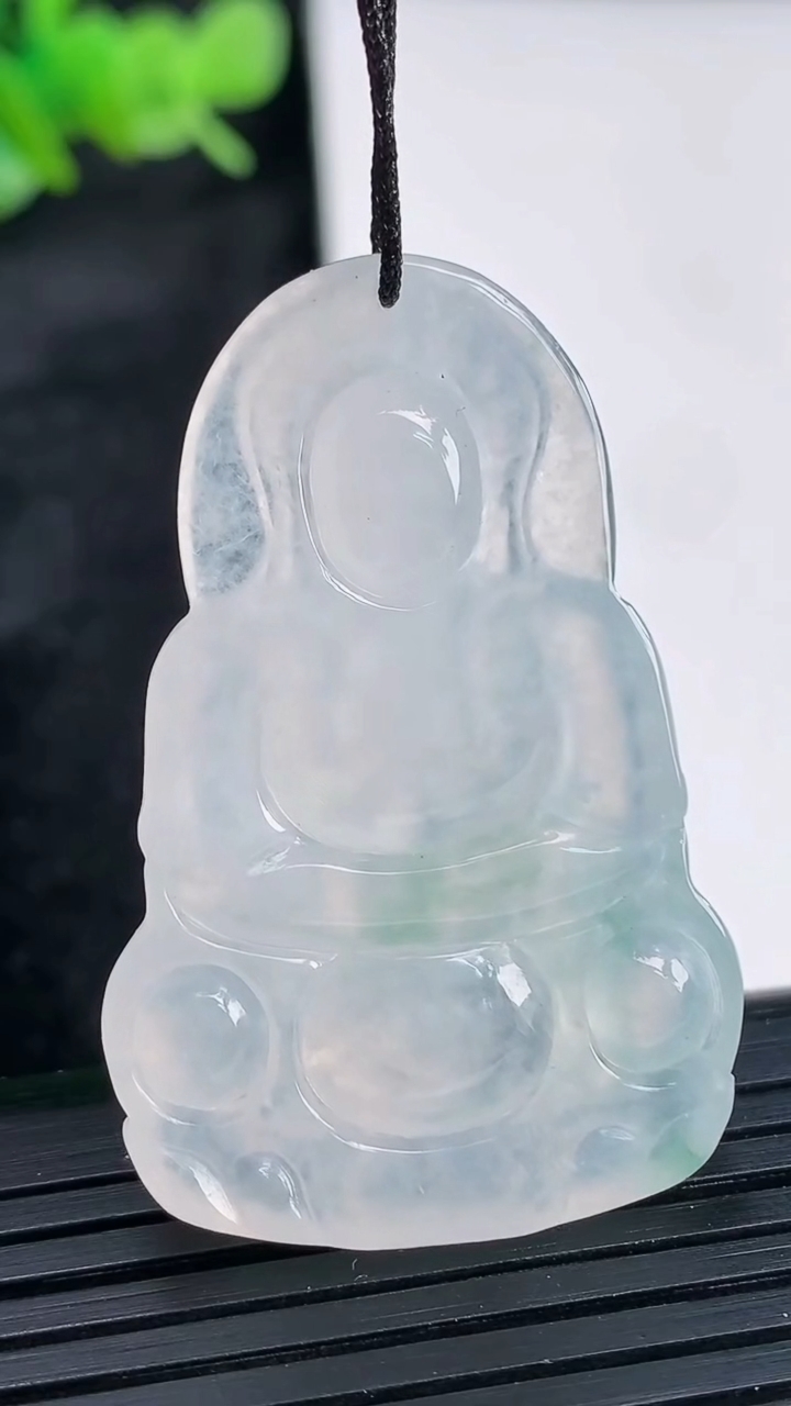 天然A货翡翠冰种飘花正装观音菩萨吊坠，尺寸42-27-5.5重量:11.68g
3月30日