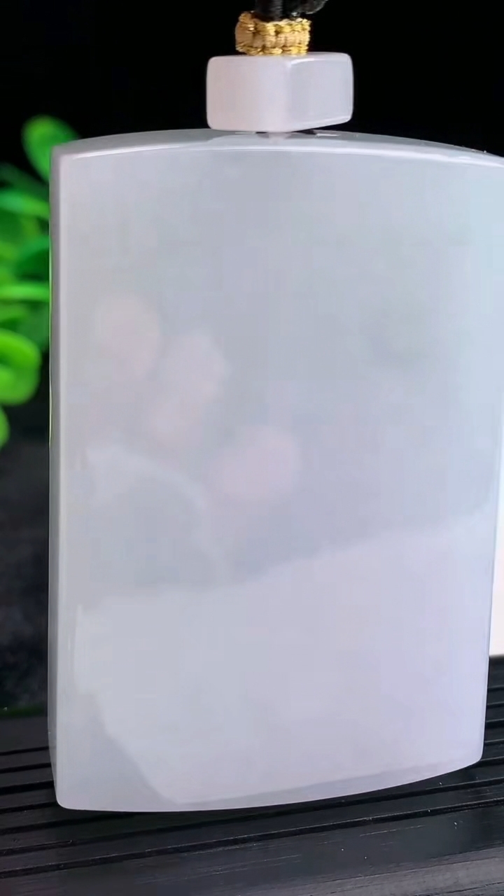 天然A货翡翠紫罗兰无事牌吊坠，尺寸62.6-42-12.8重量:109.61g
3月30日